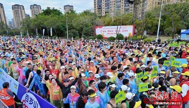 2025莆田马拉松盛大开跑 万余跑友齐聚“妈祖故里”绘就城市奔跑新篇章