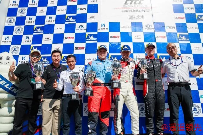 颁奖嘉宾：米其林（中国）投资有限公司副总裁、驰加总经理徐焱炜与米其林亚太赛事总监马奔